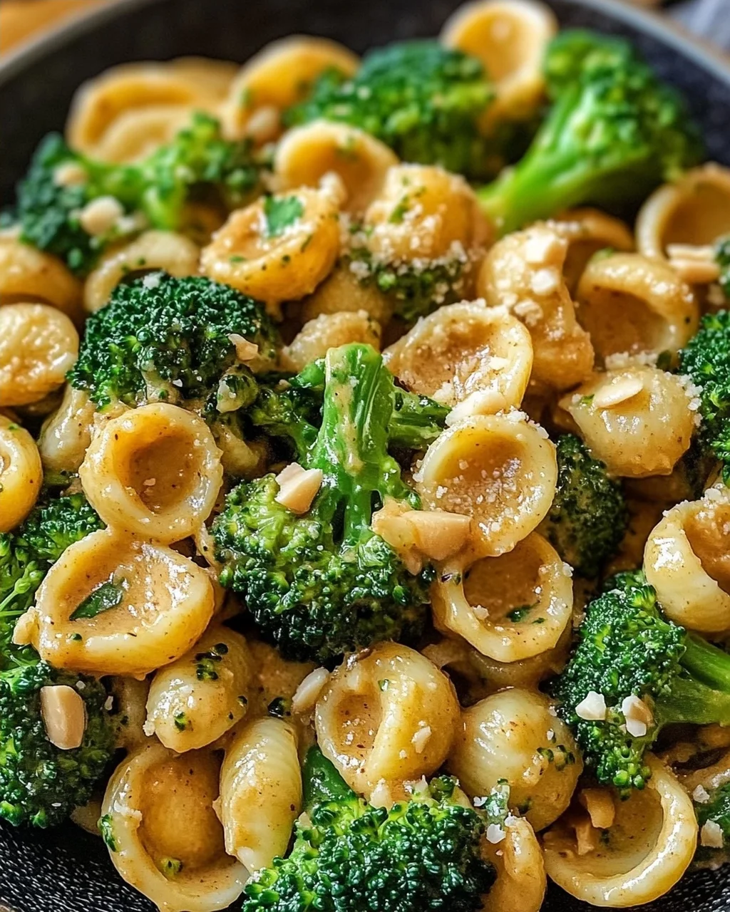 Cremige Erdnuss Brokkoli Orecchiette Pasta