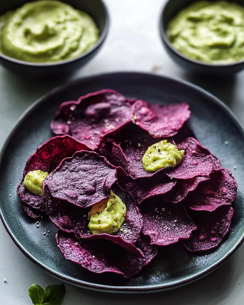 Crispy Rote Bete Chips mit Avocadocreme Dip – Gesund & Lecker!