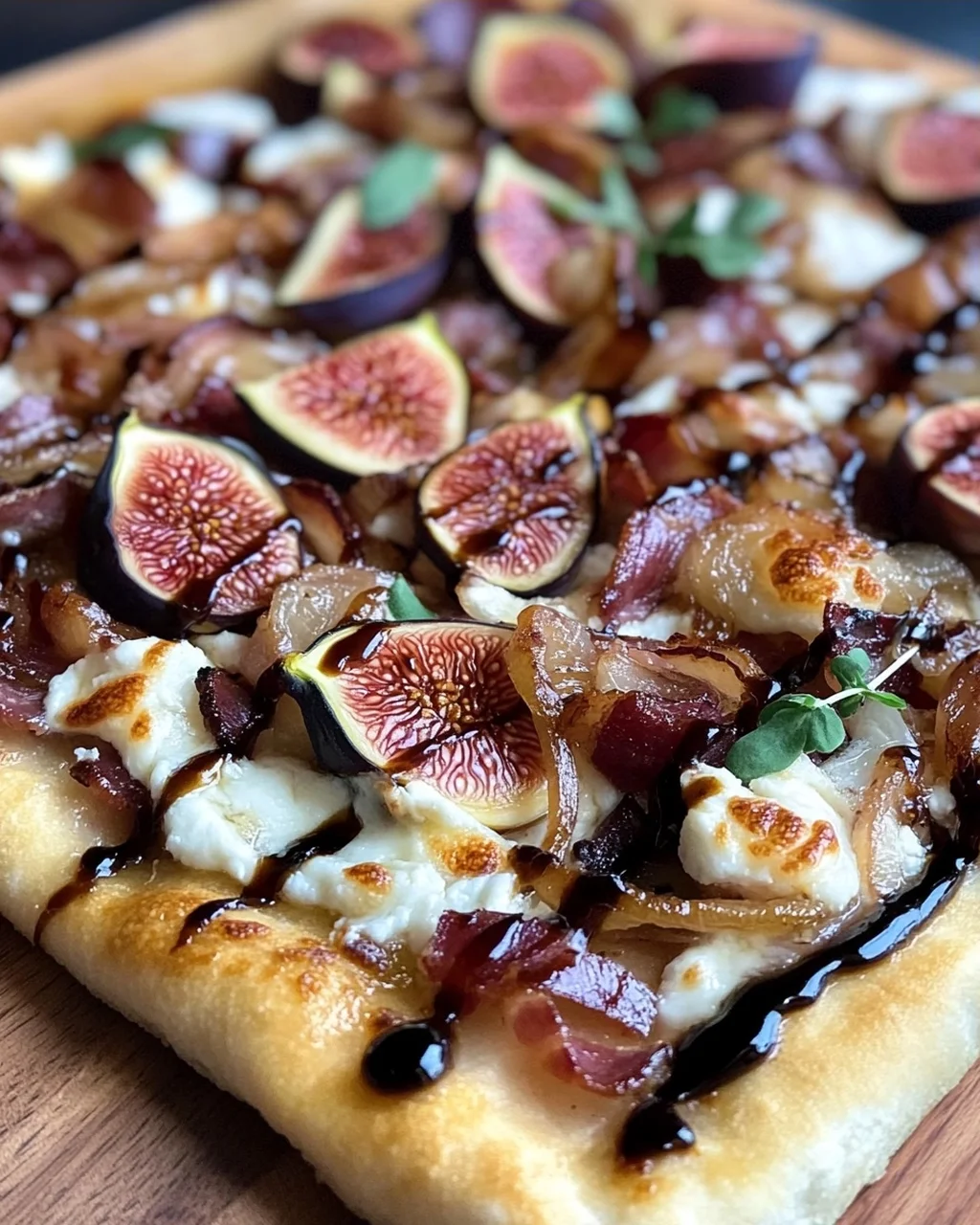 Feigen-Bacon-Pizza mit karamellisierten Zwiebeln und Balsamico