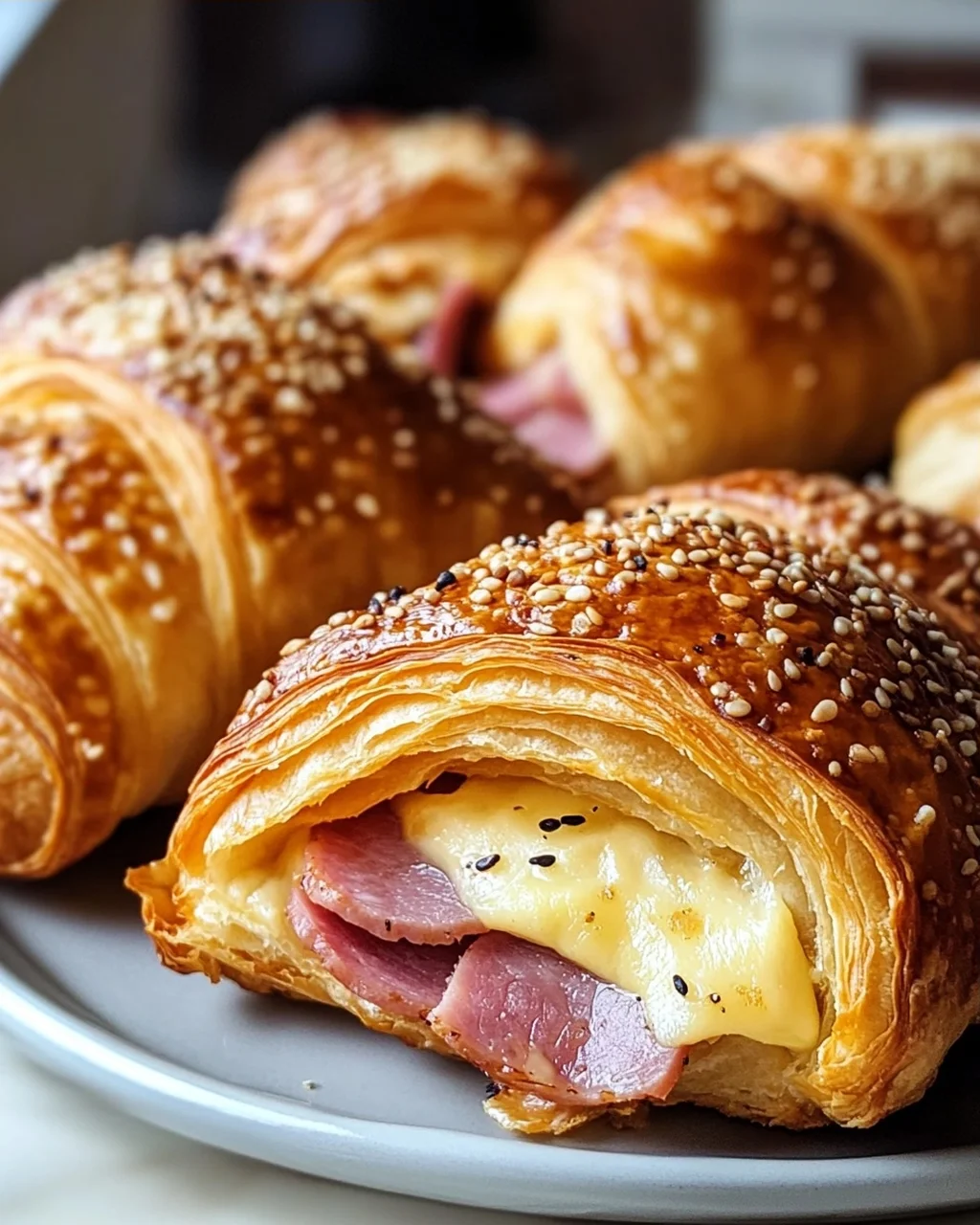 Knusprige Gebackene Rinderschinken-Käse-Croissants
