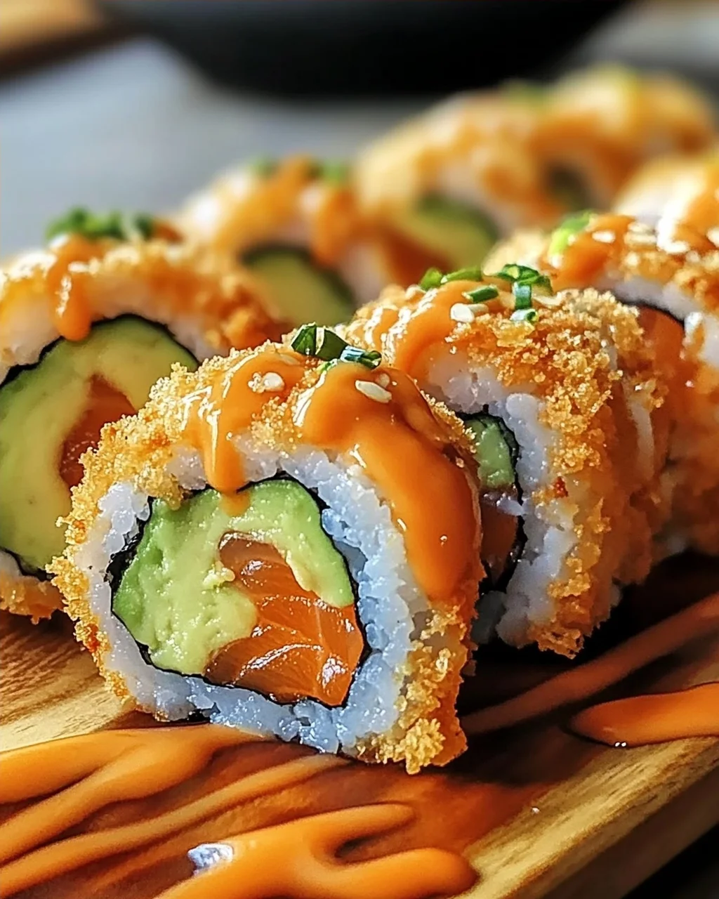 Knusprige frittierte Lachs- und Avocado-Rollen genießen