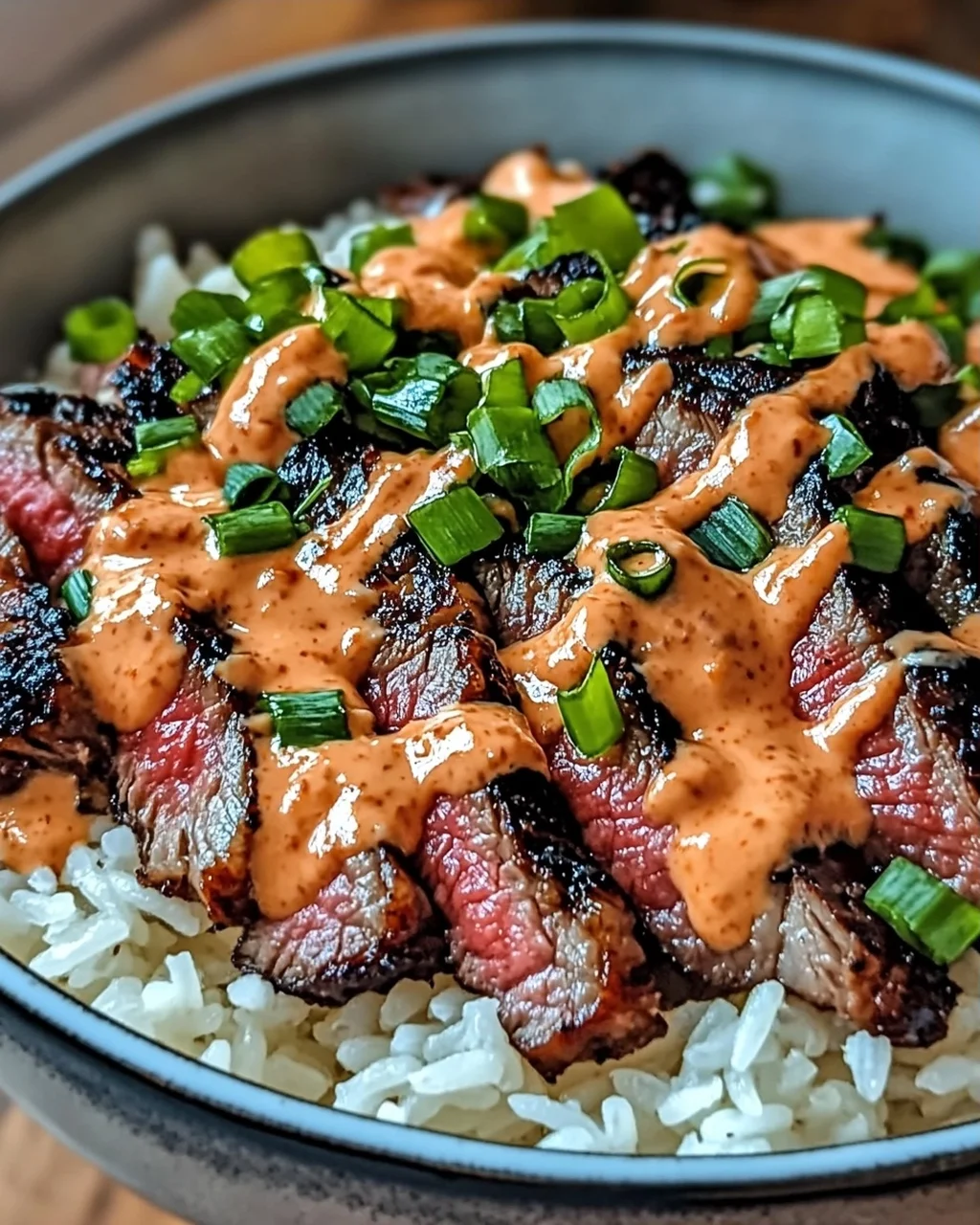 Koreanisches BBQ Steak Reis Schalen mit scharfer Sauce