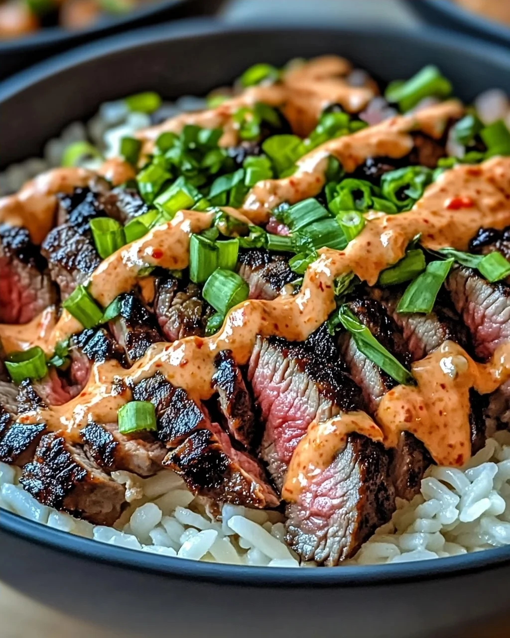 Koreanisches BBQ Steak Reis Schalen mit scharfer Sauce