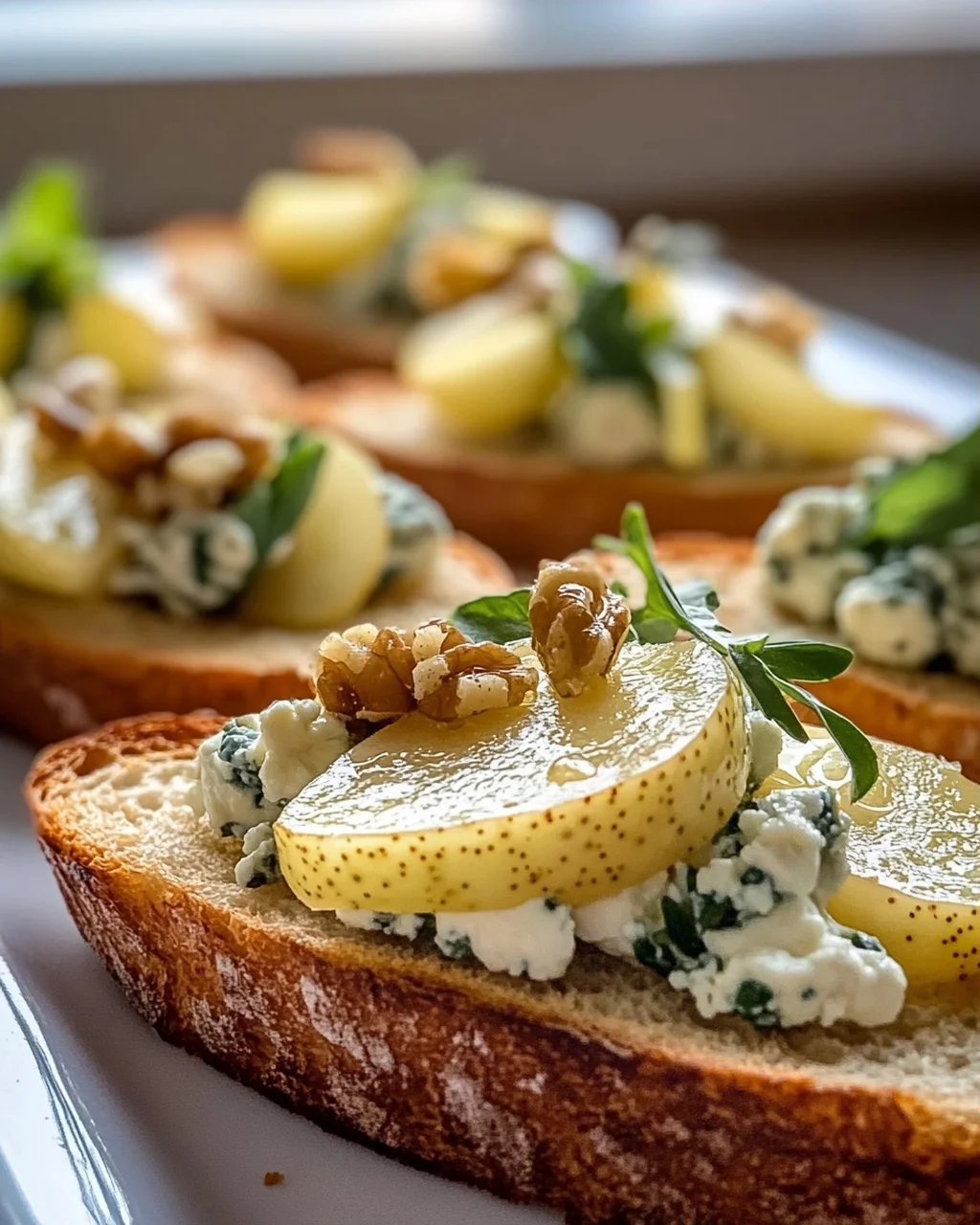 Köstliche Gorgonzola Birnen Bruschetta auf Baguette Rezept