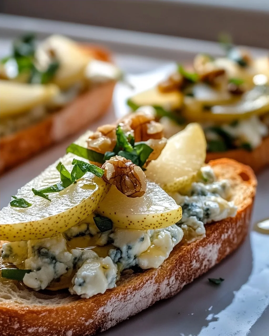 Köstliche Gorgonzola Birnen Bruschetta auf Baguette Rezept
