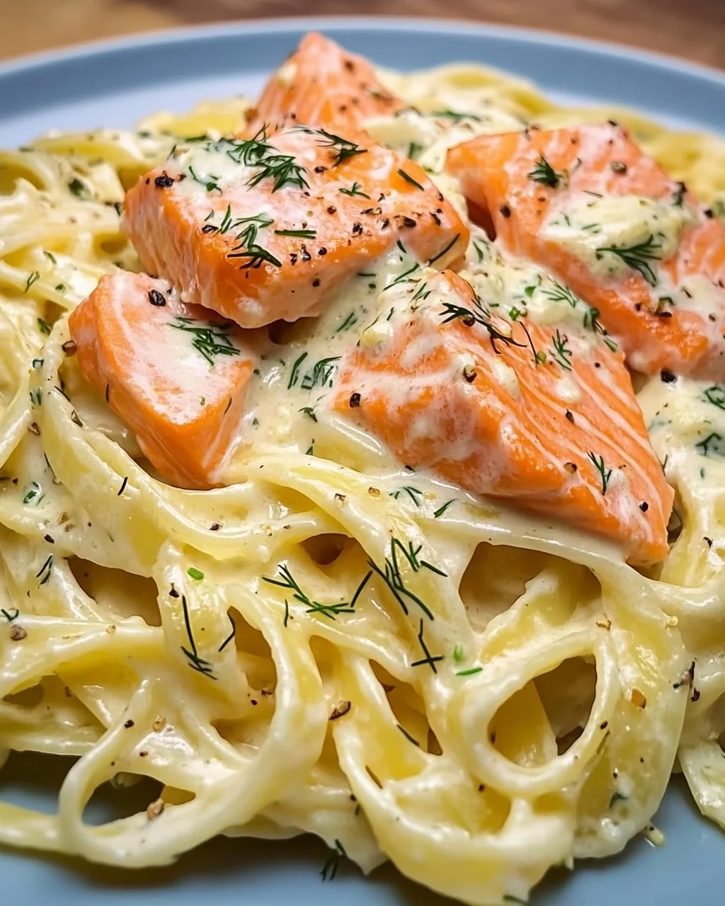 Pasta mit Lachs und Sahnesoße