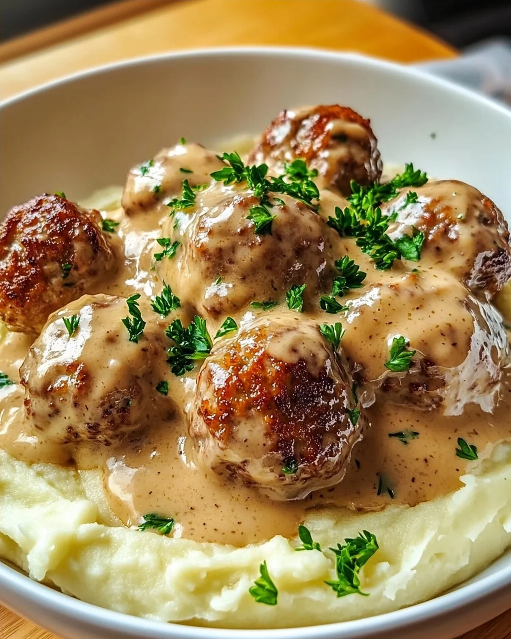 Saftige Hackbällchen in Rahmsauce & cremigem Kartoffelpüree