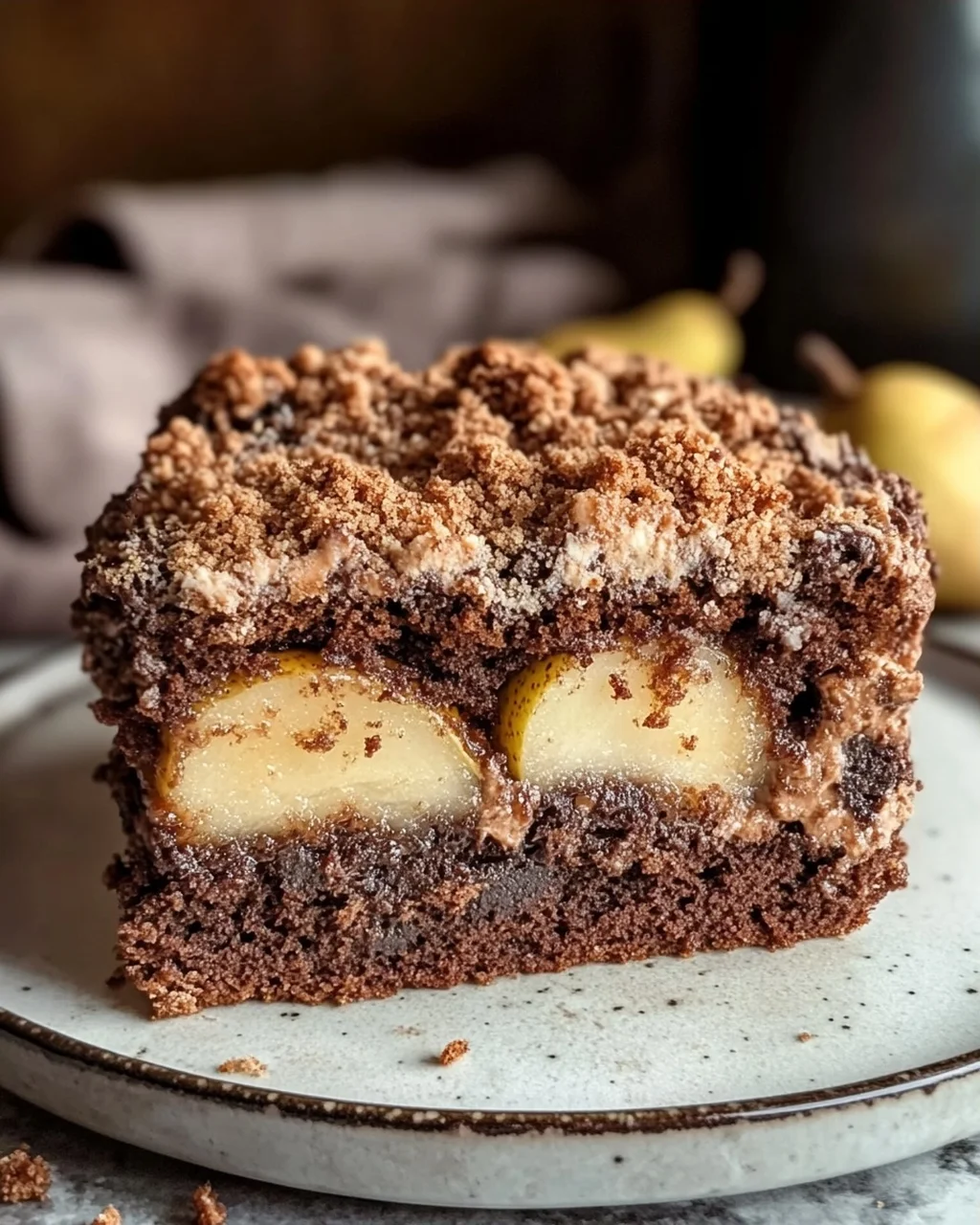 Saftiger Schokoladen-Birnenkuchen mit Schoko-Streuseln