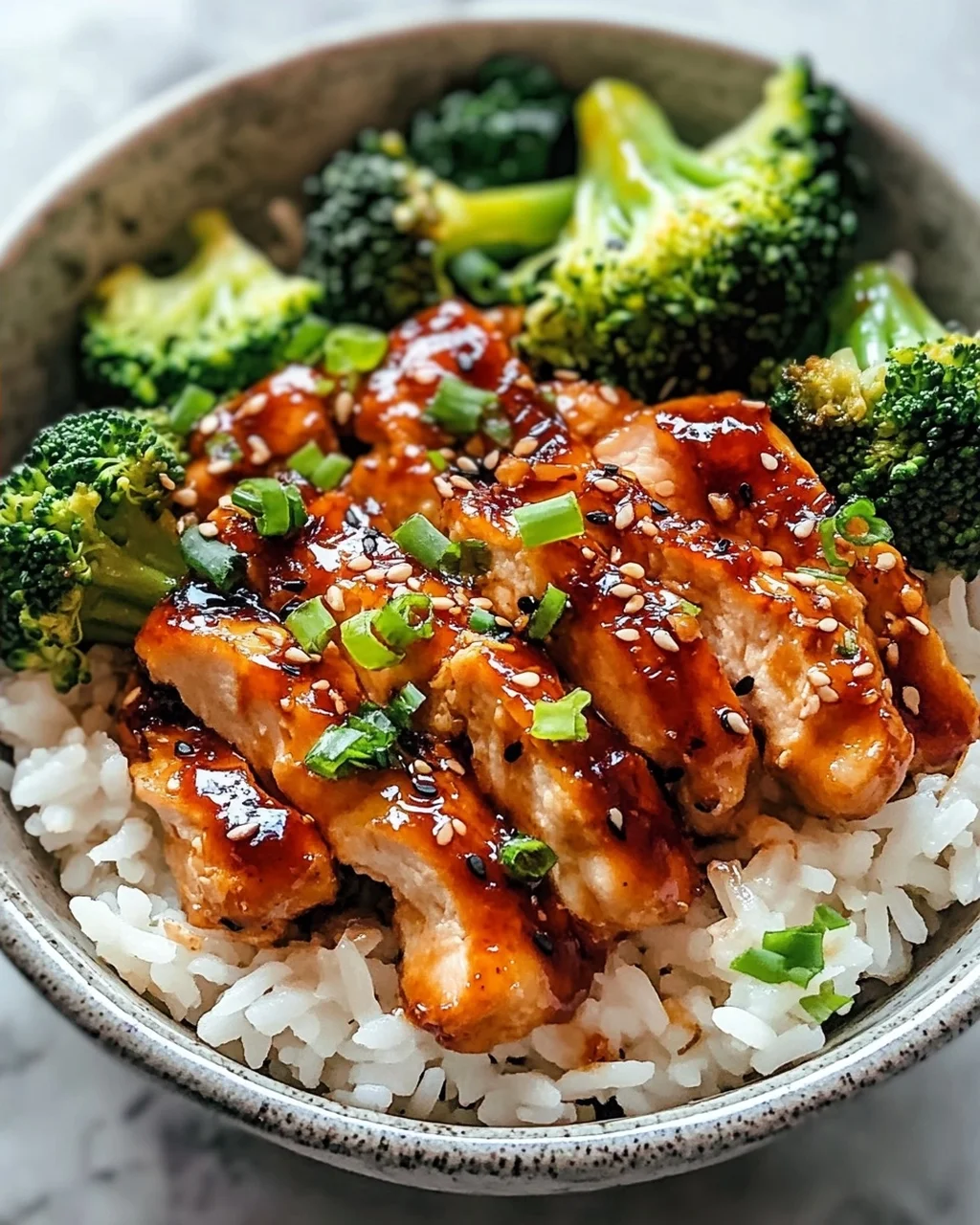 Sticky Chicken Bowls: Saftig, süß-würzig & einfach perfekt.