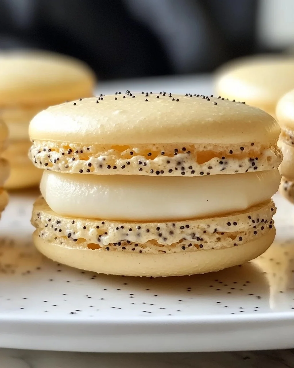Zitronen-Mohn-Macarons mit cremiger Füllung