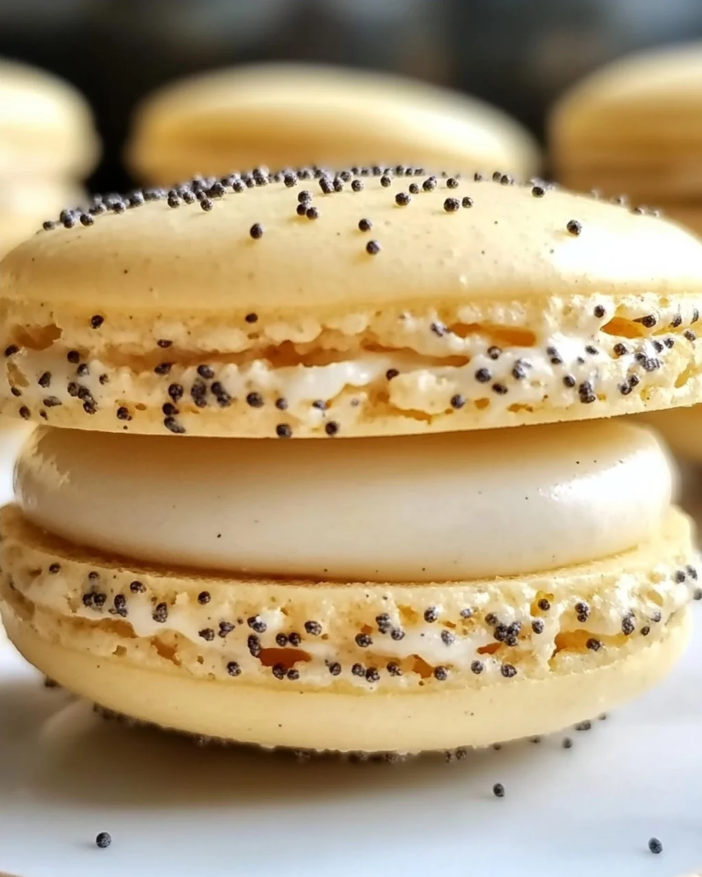 Zitronen-Mohn-Macarons mit cremiger Füllung